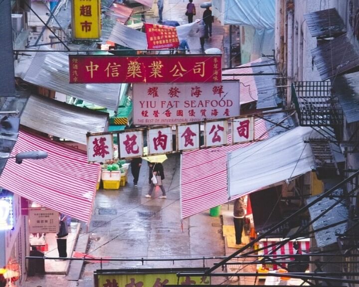 Hongkongs gatumatmarknader är ett bra ställe att få billig mat och souvenirer i staden. 