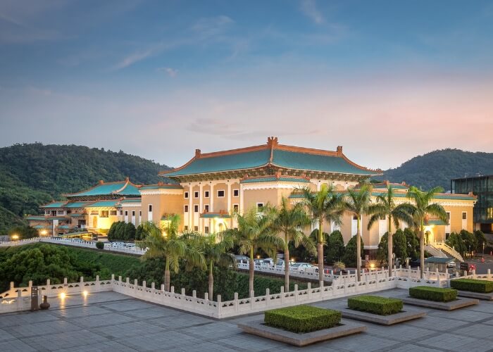 The national palace museum in taipei houses the world's most complete Chinese artifacts collection. 